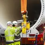 Ingegneri al lavoro su una turbina eolica