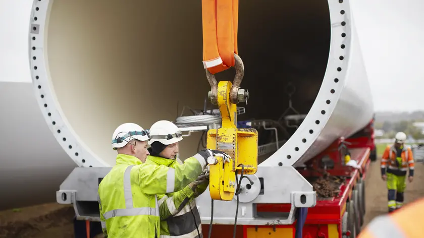 Ingegneri al lavoro su una turbina eolica