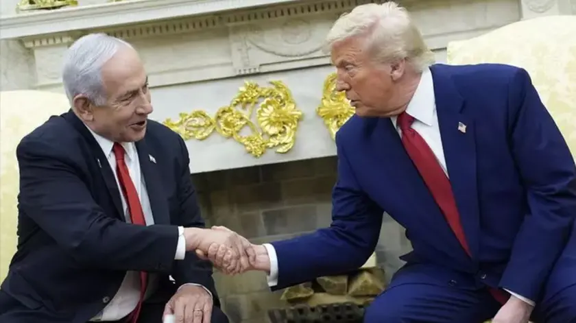 Stretta di mano tra Netanyahu e Trump