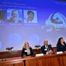 Nobel per la Medicina: le foto dei premiati proiettate al Karolinska Institutet, vicino a Stoccolma, all’annuncio