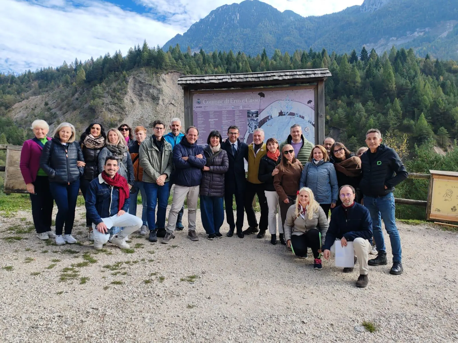 Foto di gruppo per gli amministratori delle Dolomiti Unesco: a Cimolais si è svolto l’annuale corso di formazione