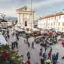 La piazza trapezoidale dedicata a Papa Luciani raccoglie in uno sguardo secoli di architettura (ph De Pellegrin)