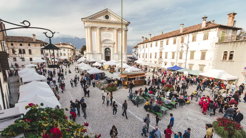 La piazza trapezoidale dedicata a Papa Luciani raccoglie in uno sguardo secoli di architettura (ph De Pellegrin)