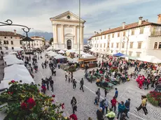 La piazza trapezoidale dedicata a Papa Luciani raccoglie in uno sguardo secoli di architettura (ph De Pellegrin)