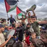 I palestinesi festeggiano in seguito alla notizia di un nuovo accordo di cessate il fuoco a Gaza