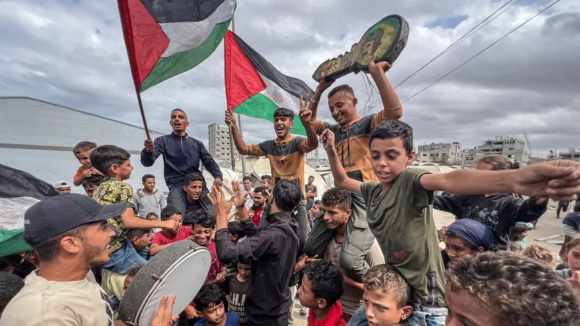I palestinesi festeggiano in seguito alla notizia di un nuovo accordo di cessate il fuoco a Gaza