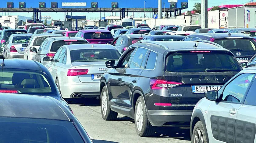 Veicoli in attesa a un valico