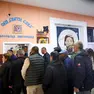 Elettori in attesa di poter esprimere il proprio voto in un seggio a Mitrovica nord. Foto EPA / GEORGI LICOVSKI