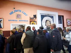 Elettori in attesa di poter esprimere il proprio voto in un seggio a Mitrovica nord. Foto EPA / GEORGI LICOVSKI