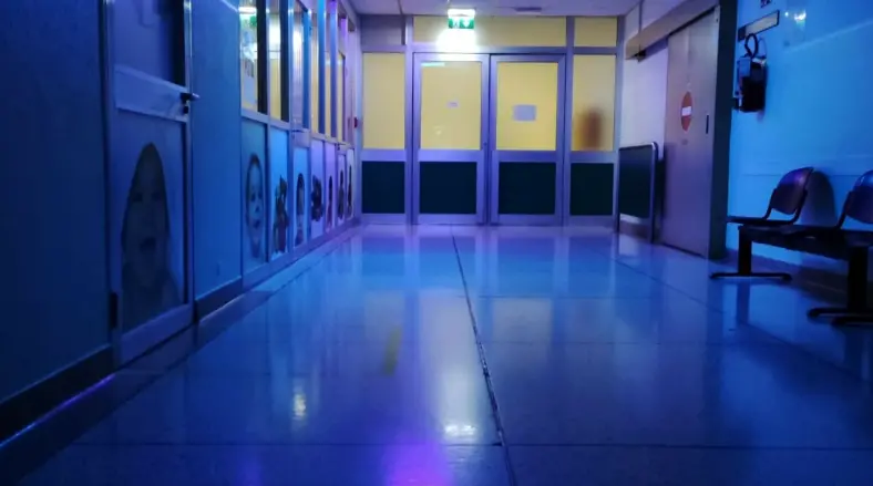Un reparto di Ostetricia illuminato di blu in occasione della Giornata mondiale della consapevolezza sulla perdita di un bambino in gravidanza o dopo la nascita