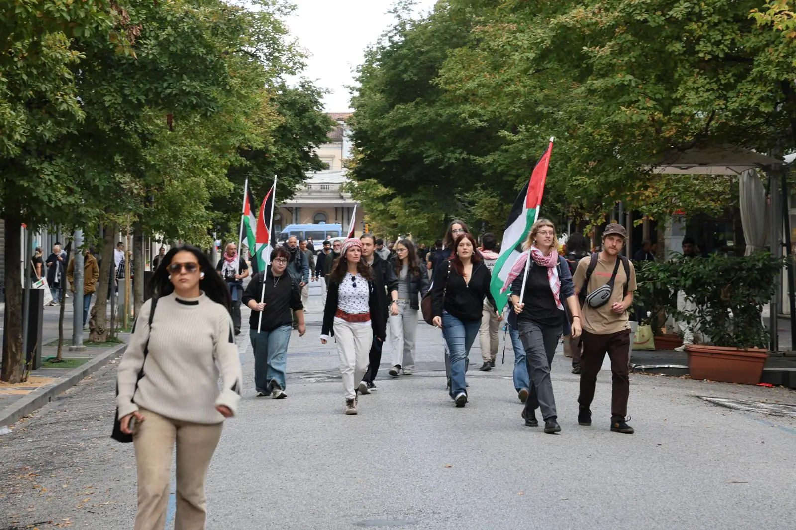 Migliaia di persone con la bandiera della Palestina che sventola e dà il via: è partito da piazza della Repubblica il corteo ProPal. I manifestanti attraverseranno il centro di Udine per dirigersi in piazza Primo Maggio. "Free Palestine", "fermate il genocidio" tra i cori dei partecipanti all'evento che, secondo gli organizzatori, sono oltre 10 mila.