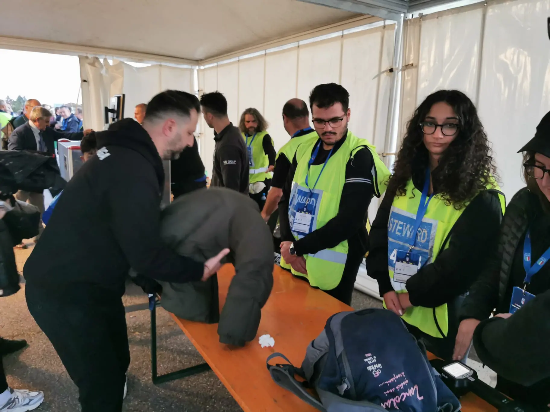 Controlli in stile aeroporto ma clima disteso nei diversi accessi allo stadio Friuli per i tifosi già presenti sul posto. Sono famiglie, gruppi di amici, vengono dal Friuli, dal Veneto, ma anche da Austria e Slovenia. In generale, nonostante l’ingente dispiegamento di forze dell’ordine, a prevalere è l’emozione di poter assistere dal vivo a un match della Nazionale italiana.