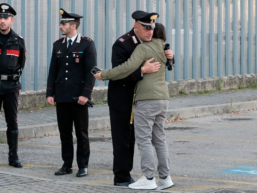 L’abbraccio in via Rismondo a Padova tra il maresciallo maggiore Lorenzo Viel e una carabiniera, collega dei militari morti (foto Agenzia Bianchi)