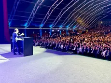 Alberto Stefani sul palco dell'evento per l'avvio della campagna elettorale (foto Agenzia Bianchi)