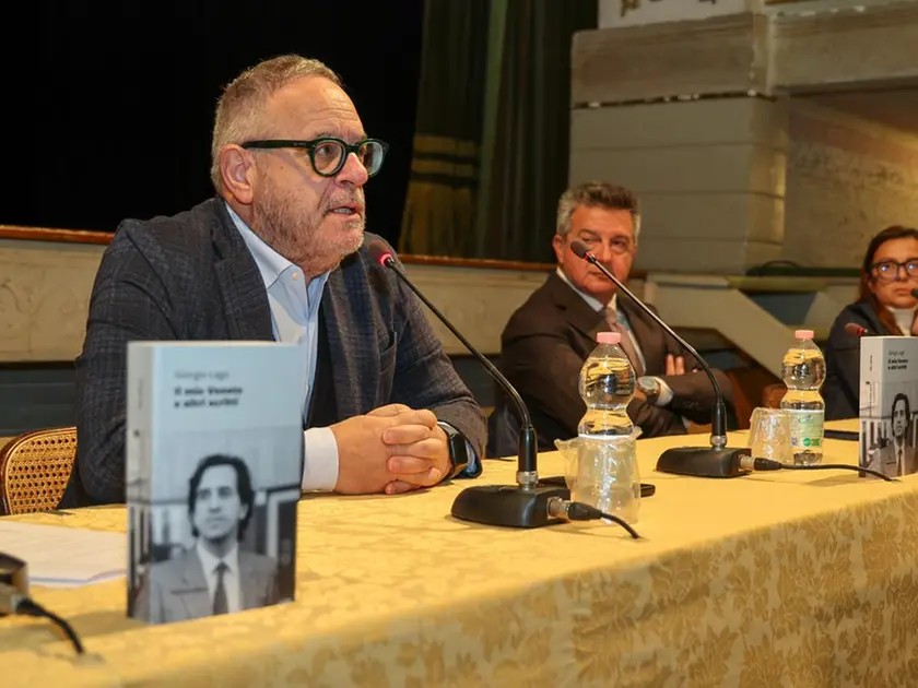 Il tavolo dei relatori alla presentazione dell'edizione 2026 del Premio Giorgio Lago in Teatro Accademico a Castelfranco