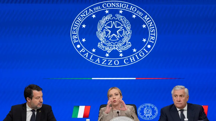 La presidente del Consiglio Giorgia Meloni con i due vicepremier Salvini e Tajani durante la conferenza stampa di presentazione della Manovra