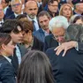 L'abbraccio di Mattarella ai familiari dei carabinieri uccisi a Castel D'Azzano