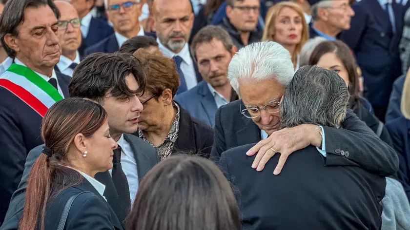 L'abbraccio di Mattarella ai familiari dei carabinieri uccisi a Castel D'Azzano