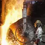 Un operaio siderurgico al lavoro Industria siderurgica ferriera fusione