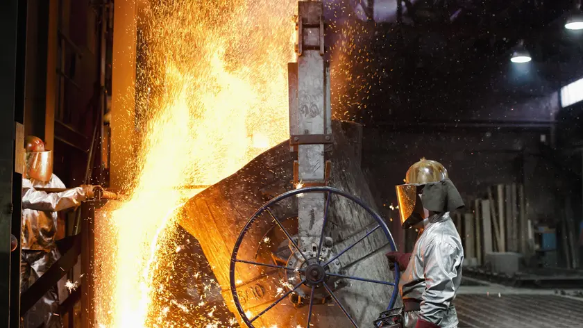Un operaio siderurgico al lavoro Industria siderurgica ferriera fusione