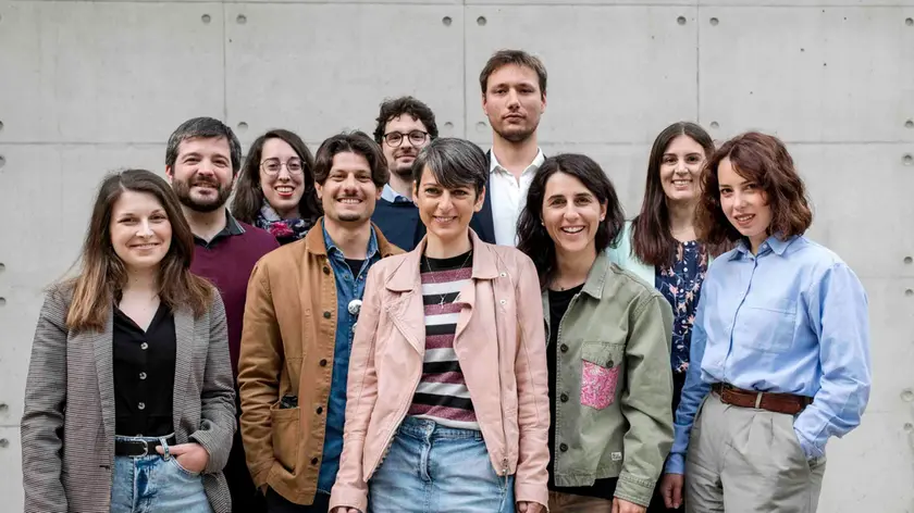 Elena Casagrande (con la giacca verde) insieme alla redazione della rivista «La chiave di Sohpia»