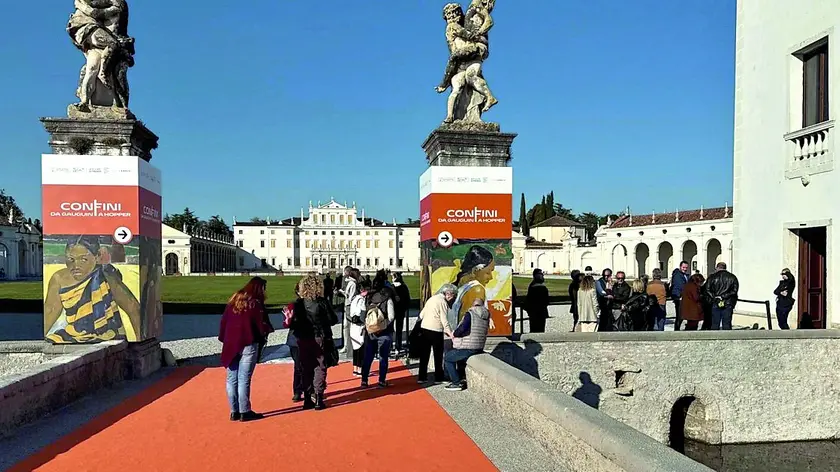 La coda a Villa Manin (Passariano di Codroipo) per la mostra “Confini”