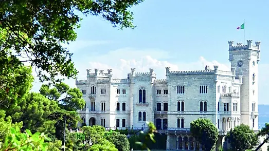 La stupenda immagine romantica del Castello di Miramare, a Trieste