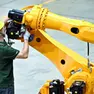 Un operaio assembla un robot industriale. L’industria cinese si è reinventata investendo sull’hi-tech