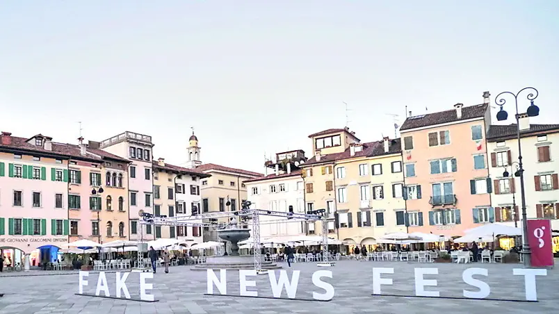 Il logo del Fake News Festival in piazza San Giacomo a Udine
