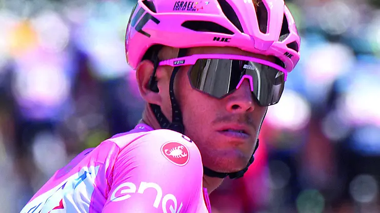 Alessandro De Marchi in maglia rosa al Giro d'Italia (foto Petrussi / Bettini)