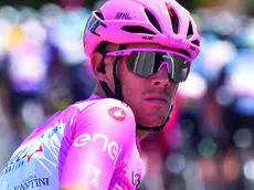 Alessandro De Marchi in maglia rosa al Giro d'Italia (foto Petrussi / Bettini)
