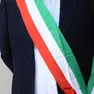 Un sindaco indossa la fascia tricolore