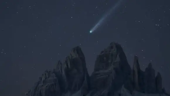 Un dettaglio dello scatto di Alessandra Masi che ha immortalato la cometa C/2025 A6 Lemmon sulle Tre Cime di Lavaredo