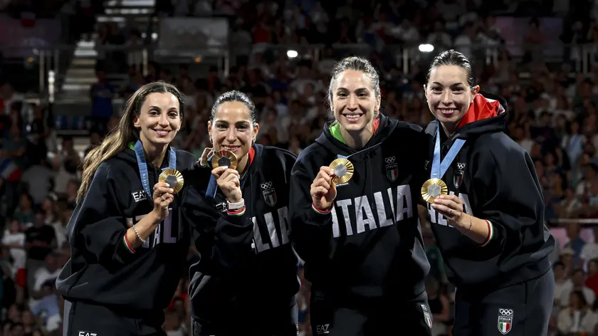 Rossella Fiamingo, Alberta Santuccio, Gulia Rizzi, Mara Navarria con l'oro di Parigi