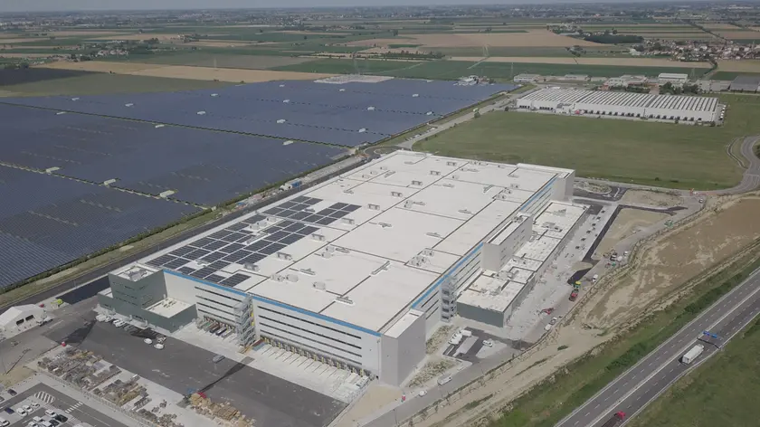 L'immenso hub Amazon a Castelguglielmo, nel Rodigino