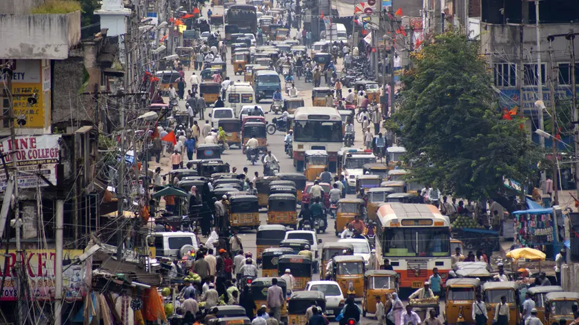 Traffico sulla strada principale di Hyderabad, nel sud dell’India (Agf)
