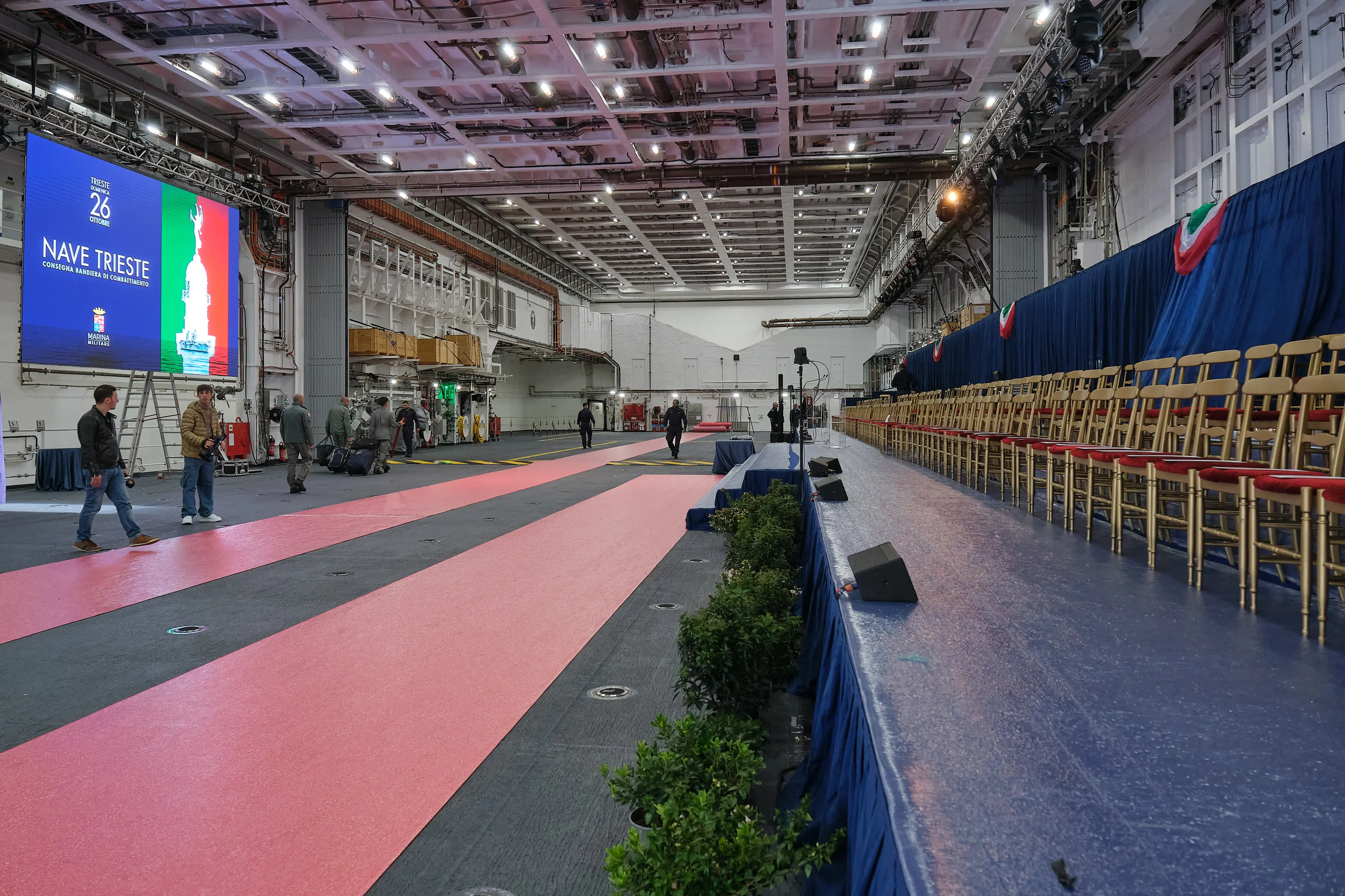 L'hangar allestito dentro Nave Trieste (Silvano)
