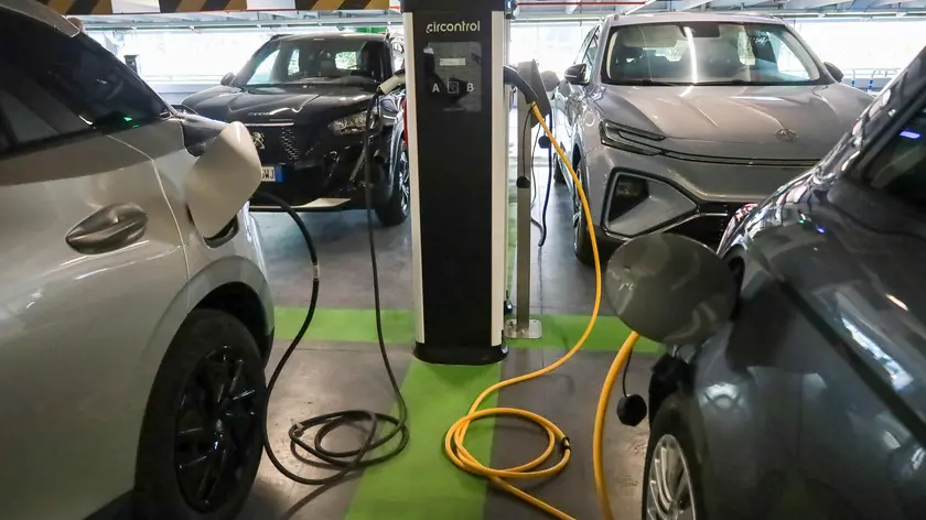 Auto elettriche in una foto di repertorio