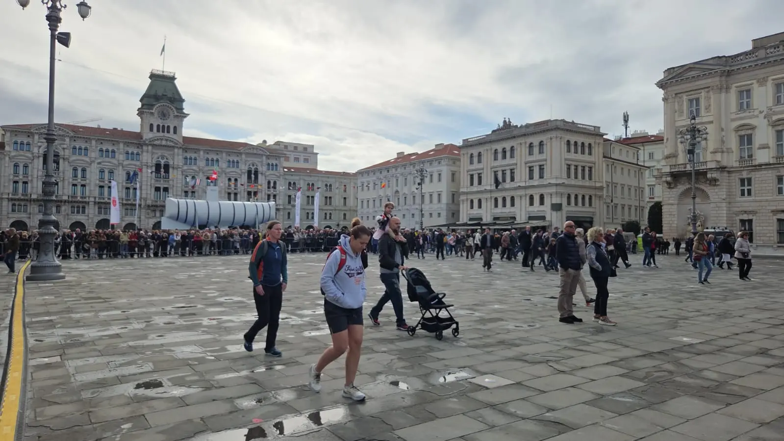 Questa mattina, 26 ottobre, giorno del 71° anniversario del ritorno di Trieste all’Italia, il sindaco Roberto Dipiazza ha consegnato la Bandiera di Combattimento a Nave Trieste al capitano di vascello Francesco Marzi, comandante dell’unità d’assalto anfibio multiruolo della Marina Militare che porta il nome della città e che da giorni è ormeggiato al molo Bersaglieri. Alla cerimonia, svoltasi nell'hangar della Nave e seguita da molti curiosi dai maxischermi in piazza Unità, hanno partecipato i ministri Crosetto, Nordio e Ciriani, e la madrina Laura Mattarella, figlia del Presidente della Repubblica. Le foto sono di Andrea Lasorte e, dalla piazza, di Stefano Bizzi