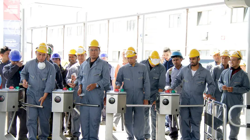 Monfalcone: operai ai tornelli dello stabilimento Fincantieri. La quota di stranieri è molto rilevante