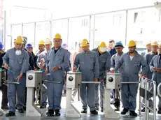 Monfalcone: operai ai tornelli dello stabilimento Fincantieri. La quota di stranieri è molto rilevante