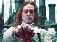 Caleb Landry Jones interpreta Dracula