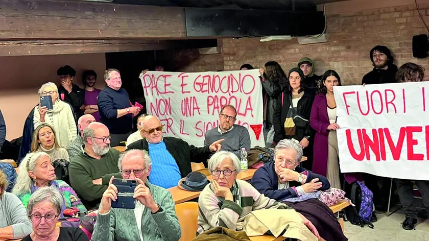 La contestazione del collettivo Sumud e di Fgc contro Fiano