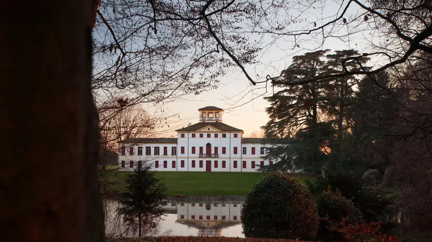 Il grande parco romantico di Villa Gallarati Scotti, il laghetto e, in lontananza, la dimora storica