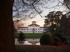 Il grande parco romantico di Villa Gallarati Scotti, il laghetto e, in lontananza, la dimora storica