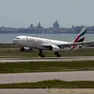 Un aereo decolla dall'aeroporto di Venezia.