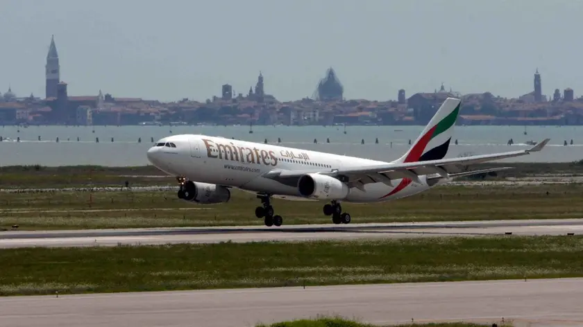 Un aereo decolla dall'aeroporto di Venezia.