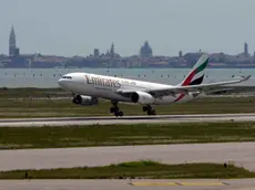 Un aereo decolla dall'aeroporto di Venezia.