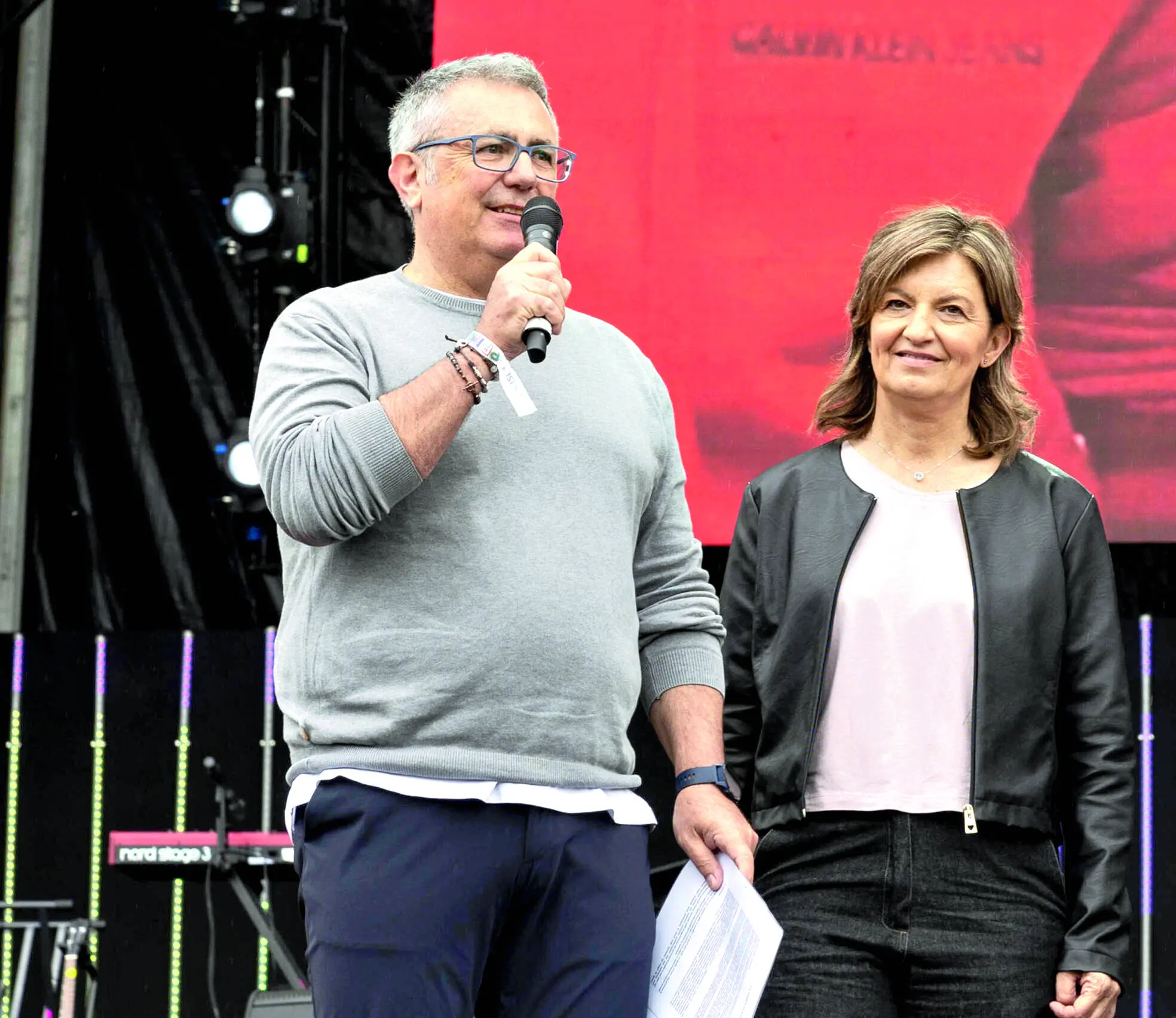 I genitori di Lorenzo Parelli nel maggio 2023 al concertone del Primo maggio