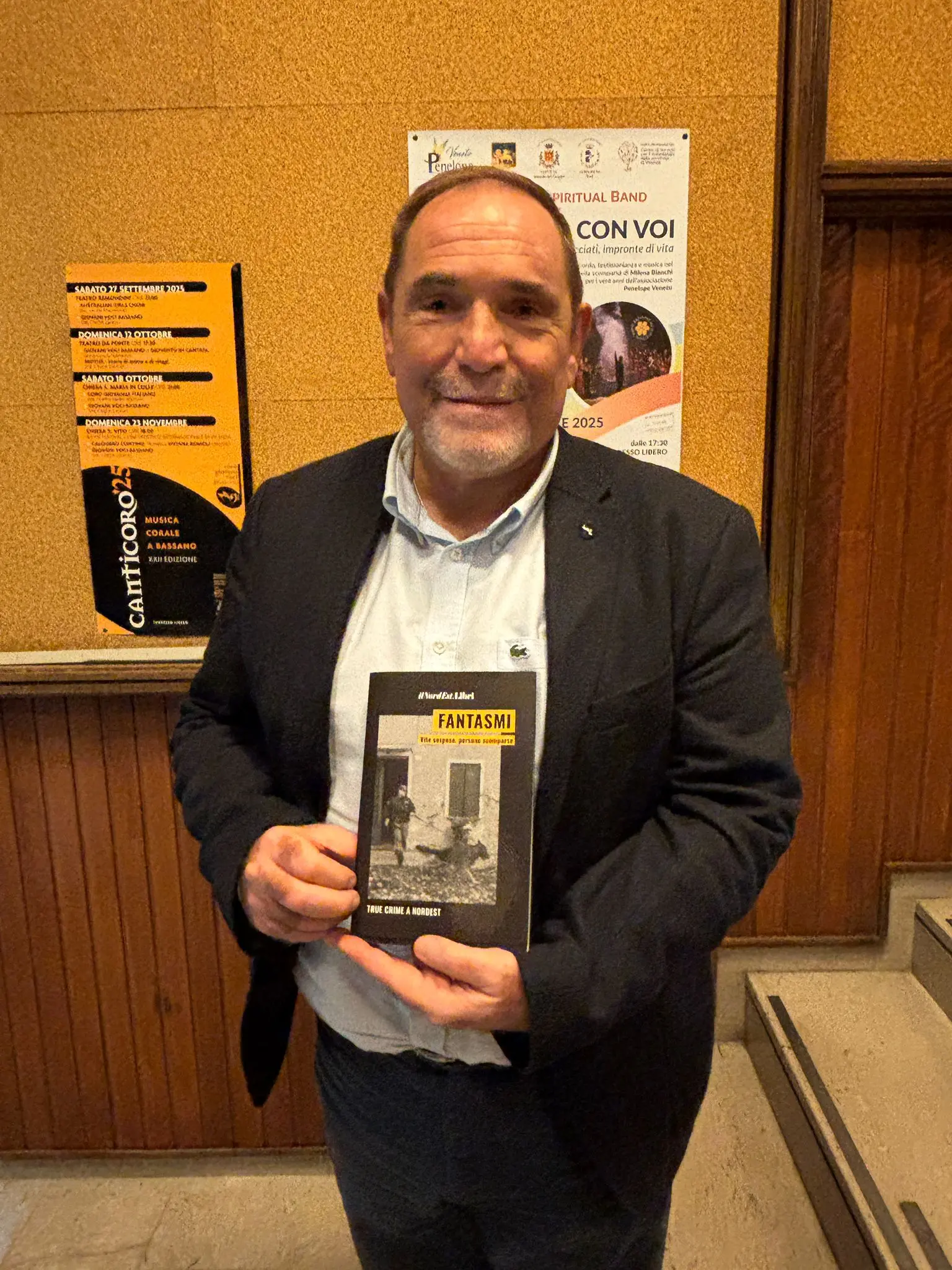 Gildo Claps con la copertina del libro